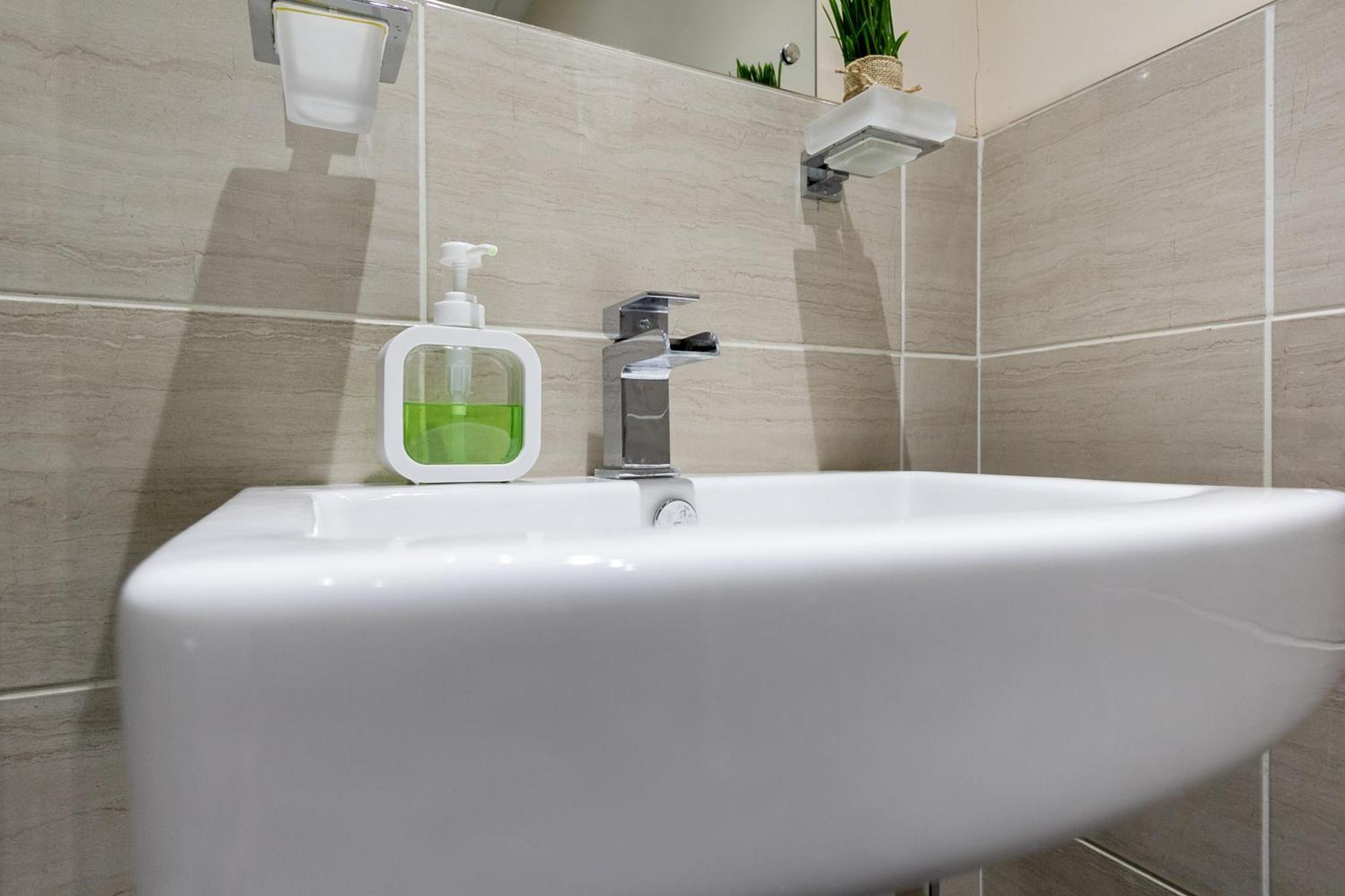 Bathway House - Free Secured Parking And Wifi Apartment Ковънтри Екстериор снимка