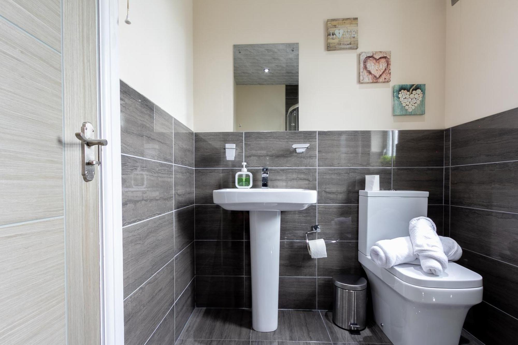 Bathway House - Free Secured Parking And Wifi Apartment Ковънтри Екстериор снимка