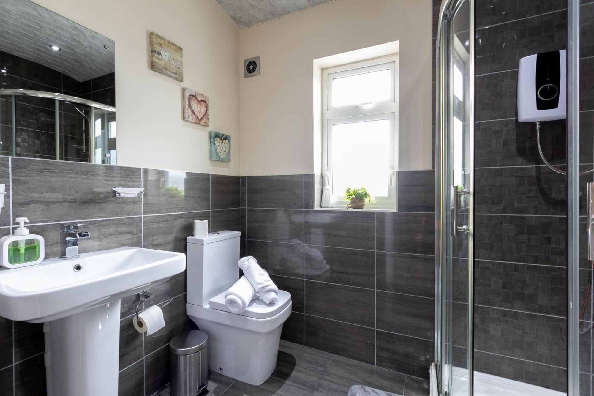 Bathway House - Free Secured Parking And Wifi Apartment Ковънтри Екстериор снимка